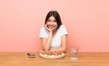 Bir masada pizza ile genç kadın