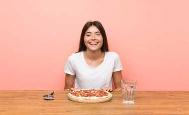 Bir masada pizza ile genç kadın