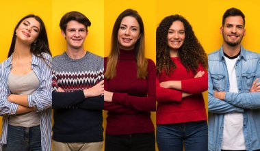 Bir grup insan kollarını ön cephede çapraz tutuyor.