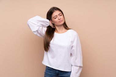 Boynu ağrıyan, soyutlanmış genç bir kız.