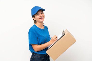 Genç teslimatçı kız soyutlanmış beyaz arka plan