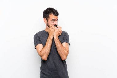 Soyutlanmış beyaz arka planda genç yakışıklı bir adam gergin ve korkmuş elleriyle suni teneffüs yapıyor.
