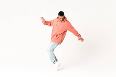 İzole beyaz arka planda sokak dansı yapan adam.