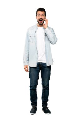 İzole beyaz arka plan üzerinde sürpriz ve şok yüz ifadesi ile sakal ile yakışıklı adam tam uzunlukta çekim