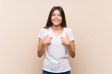 Yüzünde sürpriz bir ifadeyle izole edilmiş güzel bir genç kız.