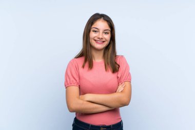 Genç esmer kız soyutlanmış mavi arka planda gülüyor.