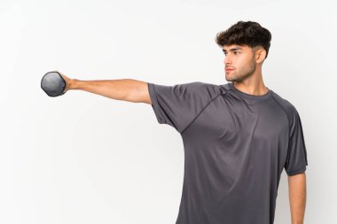 İzole edilmiş beyaz duvarda spor adamı var. 