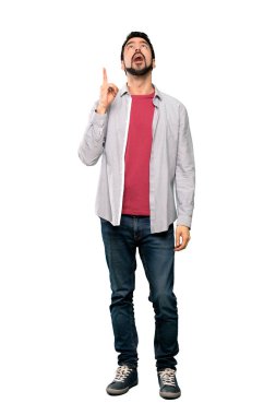 Uzun boylu, sakallı, yalnız beyaz arka planı olan yakışıklı bir adam.