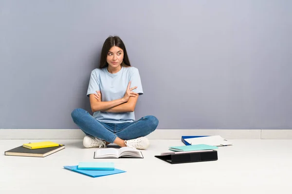 Joven Estudiante Con Muchos Libros Suelo Pensando Una Idea — Foto de Stock