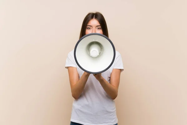 Bella Ragazza Sfondo Isolato Gridando Attraverso Megafono — Foto Stock