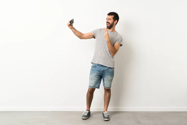 Tiro Comprimento Total Homem Bonito Com Barba Fazendo Uma Selfie — Fotografia de Stock