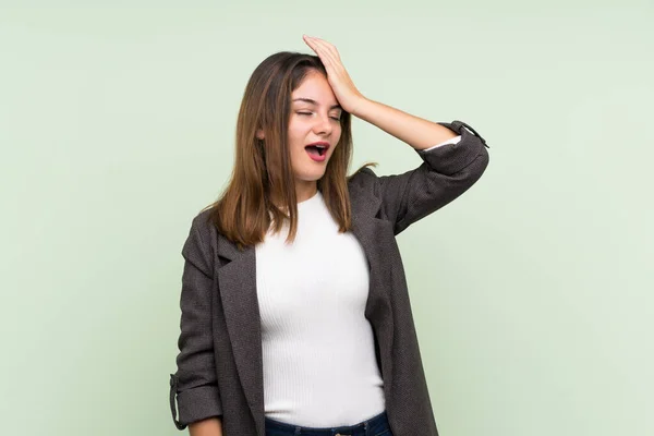 Junges Brünettes Mädchen Mit Blazer Über Isoliertem Grünem Hintergrund Hat — Stockfoto