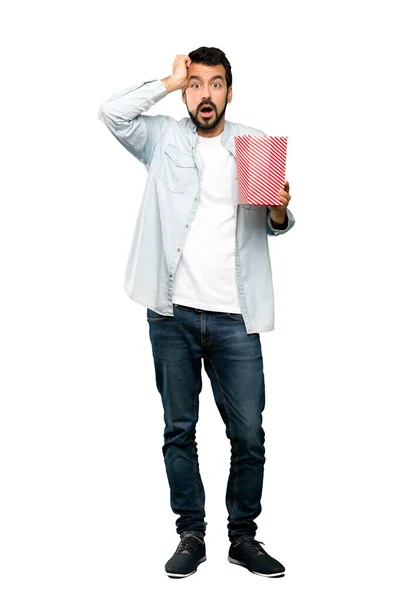 Bonito homem com barba comendo pipocas — Fotografia de Stock