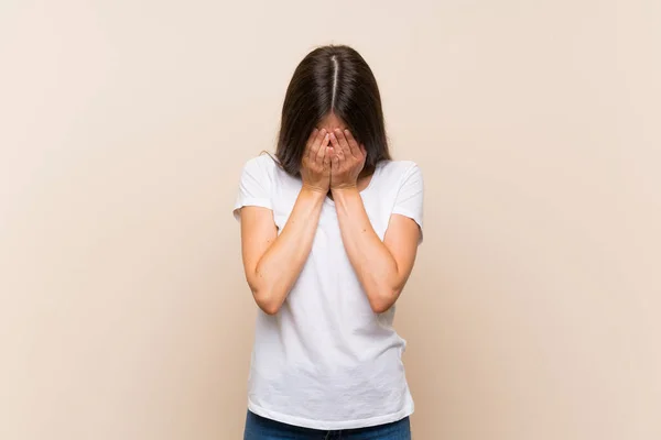 Menina Bonita Sobre Fundo Isolado Com Expressão Cansada Doente — Fotografia de Stock