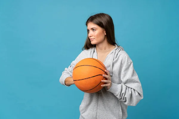 Νεαρή Γυναίκα Πάνω Από Απομονωμένο Μπλε Φόντο Μπάλα Του Μπάσκετ — Φωτογραφία Αρχείου