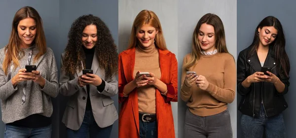Набір Жінок Які Надсилають Повідомлення Мобільним Телефоном — стокове фото