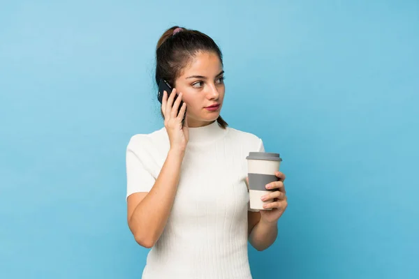 Giovane Ragazza Bruna Sfondo Blu Isolato Che Tiene Caffè Portare — Foto Stock