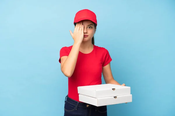 Jeune Femme Tenant Une Pizza Sur Mur Rose Isolé Couvrant — Photo