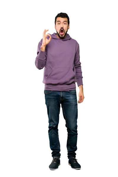 Ganzkörperaufnahme Des Gutaussehenden Mannes Mit Sweatshirt Überrascht Und Zeigt Zeichen — Stockfoto