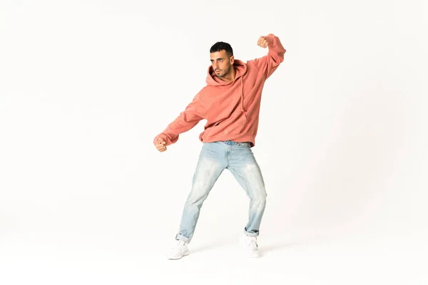 Hombre bailando street dance estilo sobre fondo blanco aislado — Foto de Stock