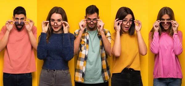 Uppsättning Människor Med Glasögon Och Förvånad — Stockfoto