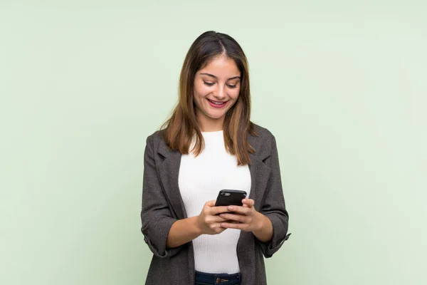 Junges Brünettes Mädchen Mit Blazer Über Isoliertem Grünem Hintergrund Sendet — Stockfoto