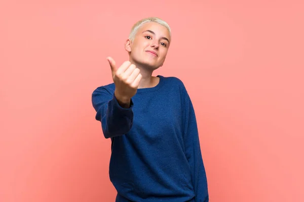 Chica Adolescente Con Pelo Corto Blanco Sobre Pared Rosa Invitando —  Fotos de Stock