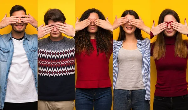 Conjunto Personas Cubriendo Los Ojos Con Las Manos Sorprendido Ver — Foto de Stock