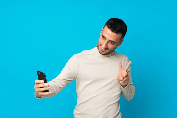 Zole Edilmiş Mavi Arka Planı Olan Genç Bir Adam Selfie — Stok fotoğraf