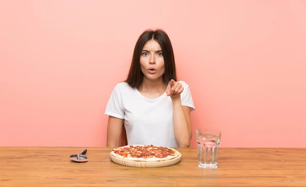 Junge Frau Mit Pizza Überrascht Und Zeigt Nach Vorne — Stockfoto