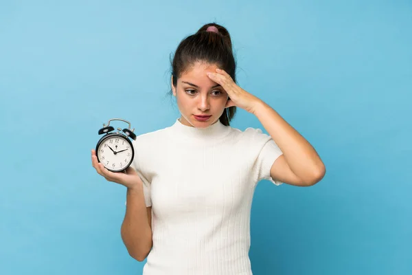 Jovem Morena Menina Mais Isolado Azul Fundo Segurando Vintage Despertador — Fotografia de Stock