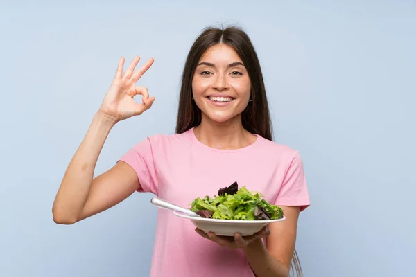 Young Woman Salad Isolated Blue Background Showing Sign Fingers — Stock Photo, Image