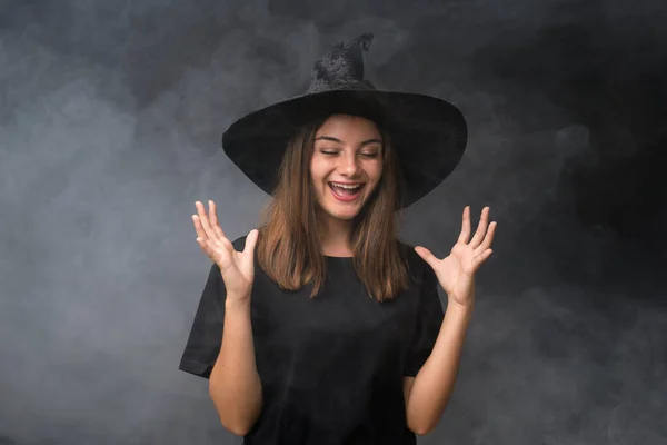 Ragazza Con Costume Strega Feste Halloween Sfondo Scuro Isolato Ridere — Foto Stock