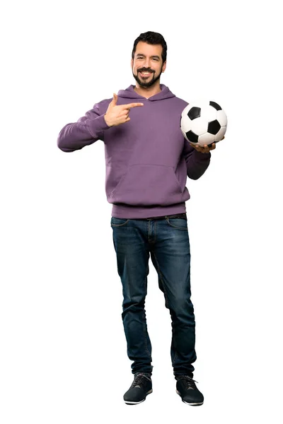 Knappe man met sweatshirt met een voetbal — Stockfoto