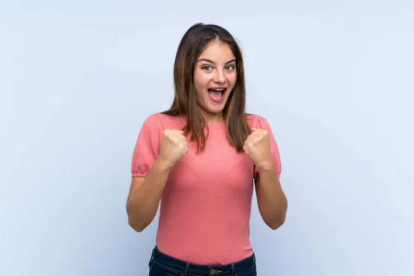 Joven Morena Sobre Fondo Azul Aislado Celebrando Una Victoria —  Fotos de Stock