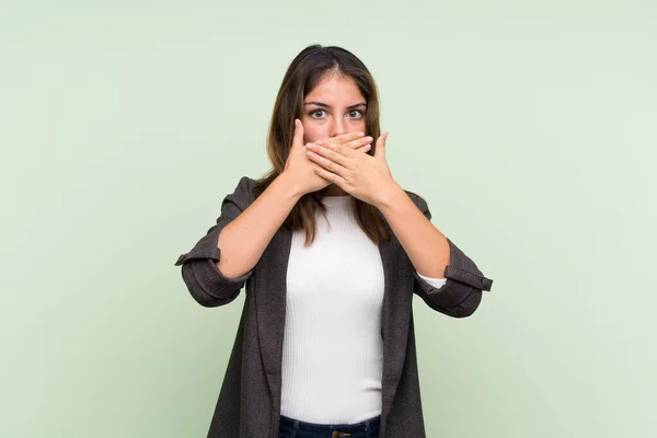 Chica Morena Joven Con Chaqueta Sobre Fondo Verde Aislado Que —  Fotos de Stock