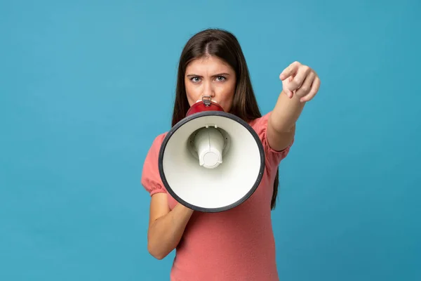 Jonge Vrouw Geïsoleerde Blauwe Achtergrond Schreeuwen Door Een Megafone — Stockfoto