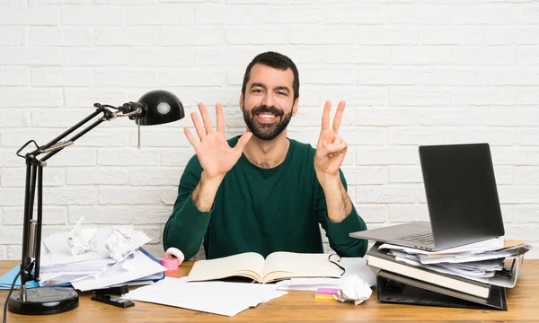 Studente Uomo Contando Sette Con Dita — Foto Stock