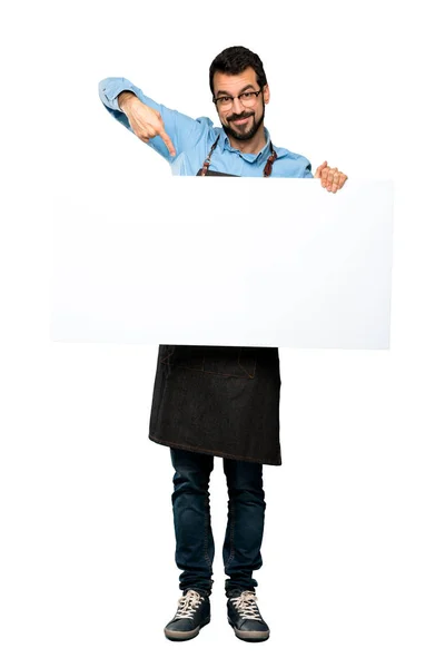 Hombre con delantal sosteniendo un cartel vacío — Foto de Stock