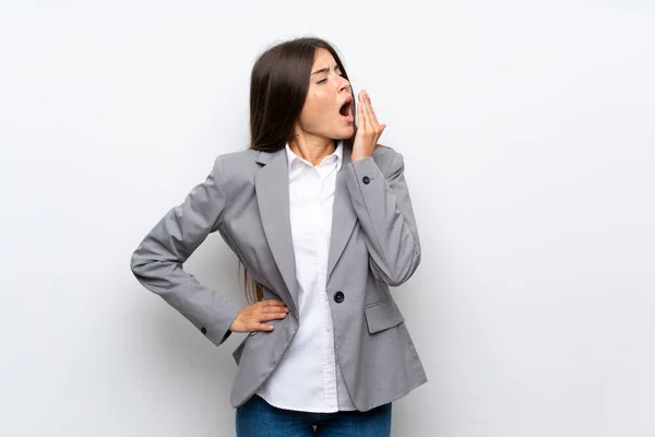 Giovane Donna Affari Sfondo Bianco Isolato Sbadigliando Coprendo Bocca Spalancata — Foto Stock