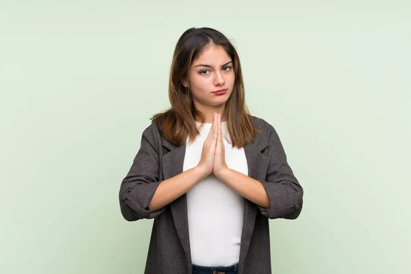 Jong Brunette Meisje Met Blazer Geïsoleerde Groene Achtergrond Houdt Palm — Stockfoto