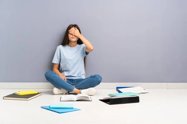 Joven Estudiante Con Muchos Libros Suelo Cubriendo Los Ojos Con — Foto de Stock