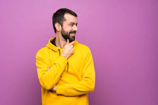 Bonito Homem Com Camisola Amarela Olhando Para Lado — Fotografia de Stock