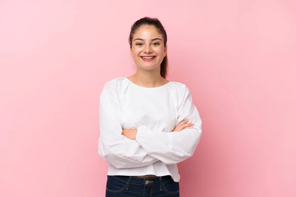 Joven Morena Sobre Fondo Rosa Aislado Manteniendo Los Brazos Cruzados —  Fotos de Stock