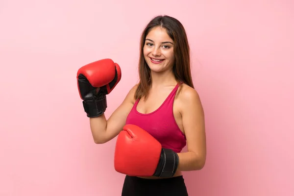 Junge Sportlerin Über Isoliertem Rosa Hintergrund Mit Boxhandschuhen — Stockfoto