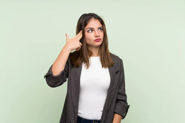 Chica Morena Joven Con Chaqueta Sobre Fondo Verde Aislado Con —  Fotos de Stock