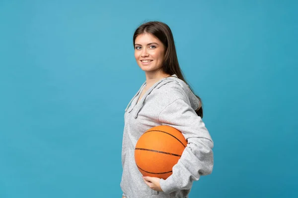 Jovem Mulher Sobre Fundo Azul Isolado Com Bola Basquete — Fotografia de Stock