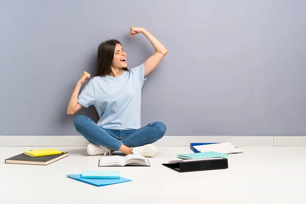 Junge Studentin Mit Vielen Büchern Auf Dem Boden Feiert Einen — Stockfoto