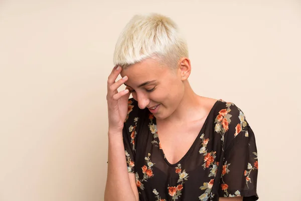 Jonge Vrouw Geïsoleerde Muur Lachen — Stockfoto