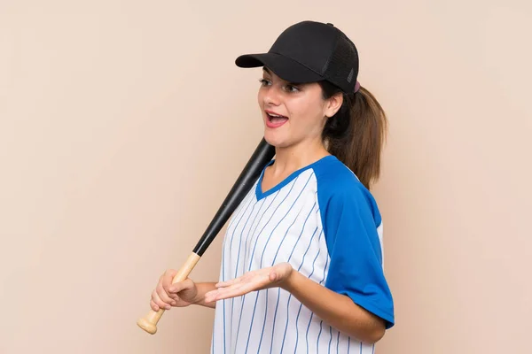 Giovane Ragazza Che Gioca Baseball Sfondo Isolato Con Espressione Facciale — Foto Stock